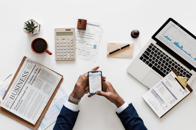 A picture of a business man sitting at his desk working on making tax digital